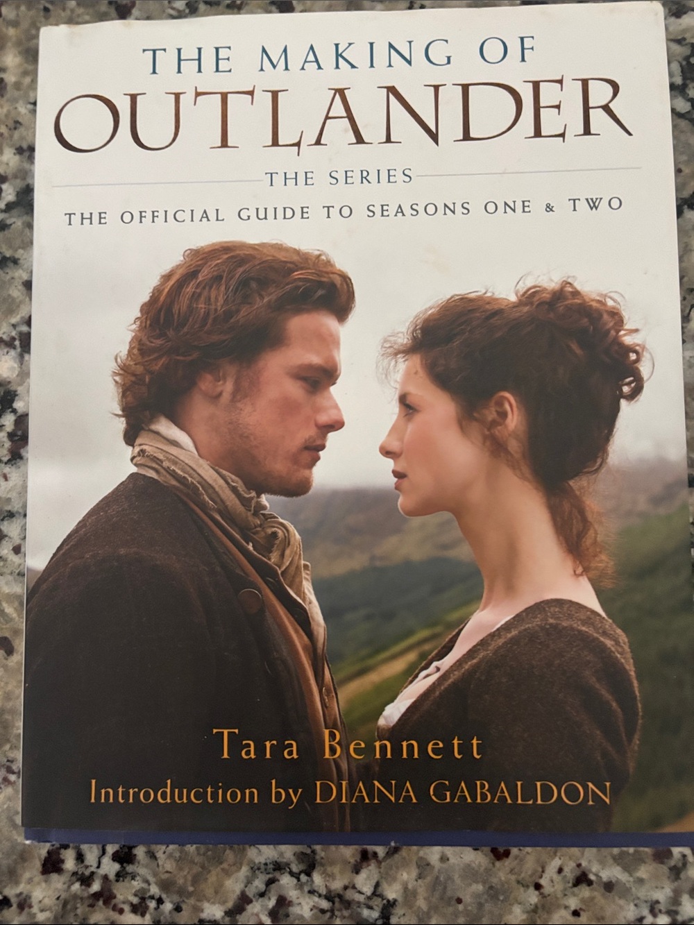 The Making of Outlander: The Series - Official Guide (Brown Cover)